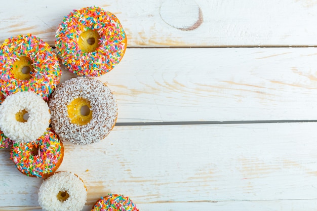 Sammlung von leckeren Donuts mit Streuseln