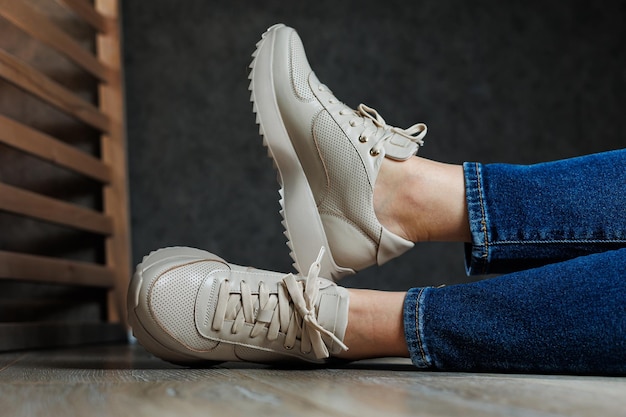 Foto sammlung von lederschuhen für damen weibliche beine in lederbeige casual-sneakers stilvolle damen-sneakers