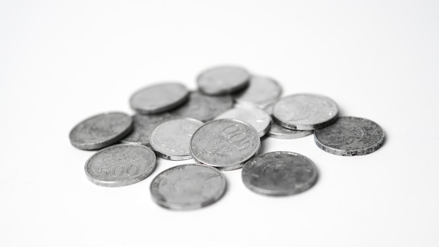 Sammlung von Münzen auf weißem Hintergrund