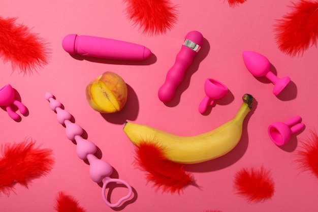 Sammlung von Sexspielzeug auf rosa Hintergrund