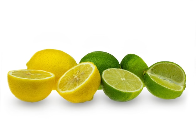 Sammlung von Zitronen- und Limettenfrüchten auf Weiß