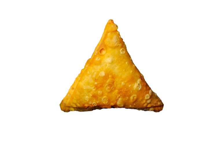Samosa aislada sobre un fondo blanco