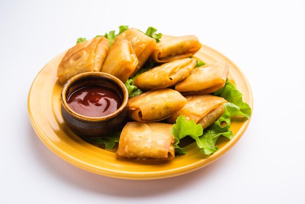 La samosa china vegetal es una forma cuadrada, un bocadillo frito preparado con hojas de hojaldre caseras y relleno de fideos sabrosos