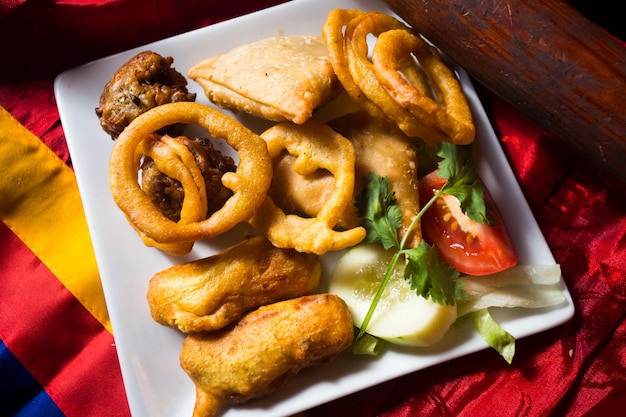 Samosa é um bolinho frito ou assado com recheio saboroso, como batatas temperadas, cebolas, ervilhas, me