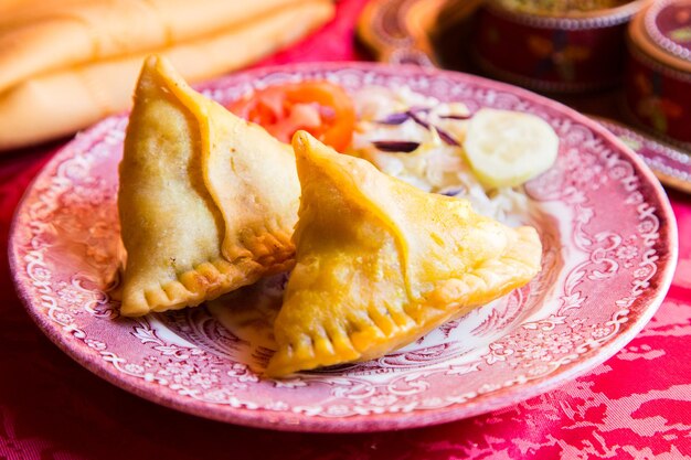 Samosa é um bolinho frito ou assado com recheio saboroso, como batatas temperadas, cebolas, ervilhas, me