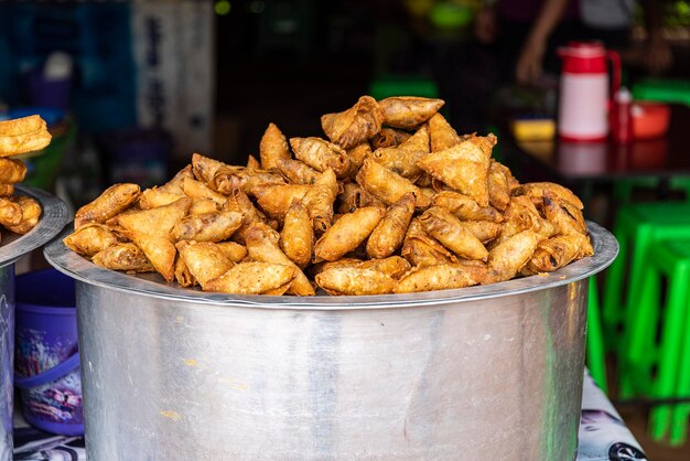 Samosa é um lanche baseado em pão frito de forma triangular recheado de batatas, açafrão e feijão