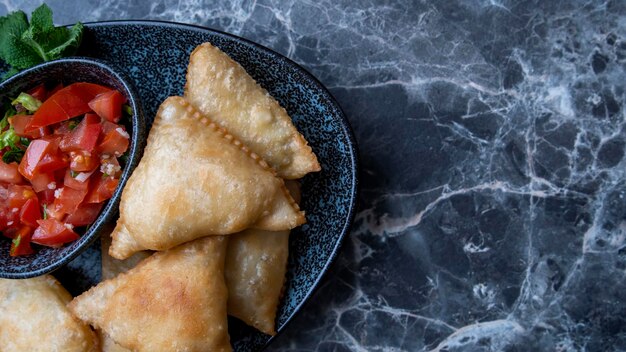 Una samosa es un pastel frito o horneado con un relleno sabroso