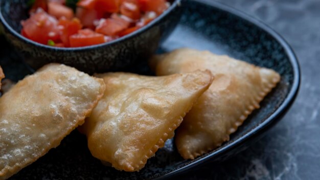 Una samosa es un pastel frito o horneado con un relleno salado