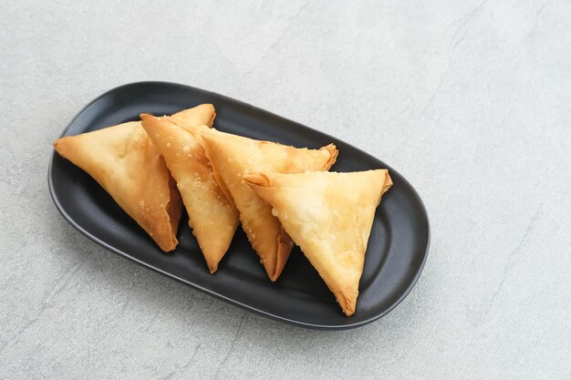 Samosa Keju, un bocadillo de hojaldre frito triangular crujiente con relleno de queso