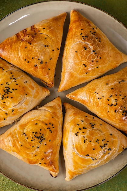 Foto samosa mit fleisch, asiatische küche.