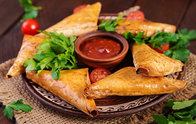 Samosas con filete de pollo y queso