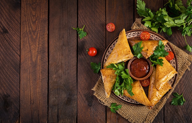 Samosas mit Hähnchenfilet und Käse