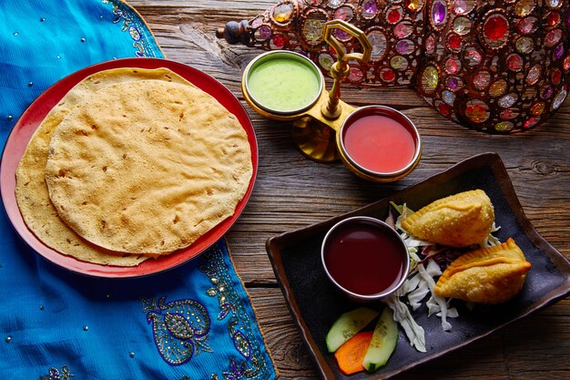 Samosas Con Papadam Rojo Salsas Verdes