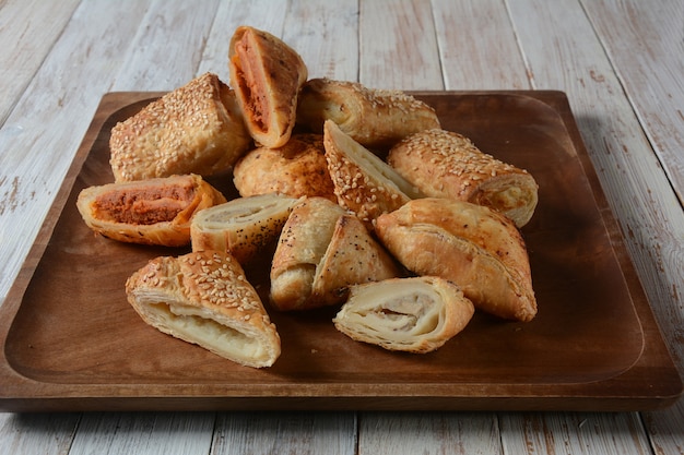 Samosas vegetarianas rellenas de patata, champiñones, atún. Comida del Medio Oriente- samsa