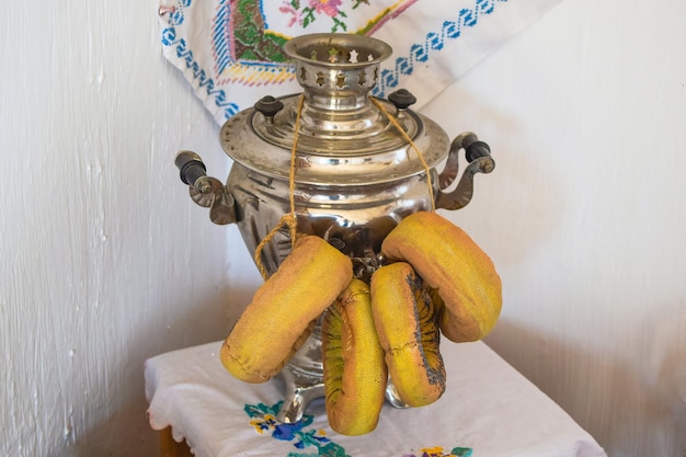 Samovar com tecido de bagels Samovar de museu com decoração