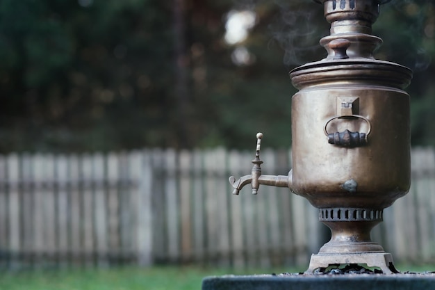 Samovar de chá de cobre de metal vintage no fundo da natureza