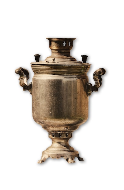 Samovar de cobre russo antigo em um fundo branco