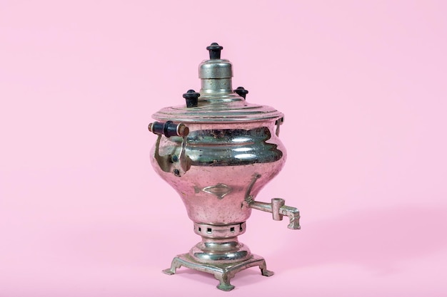 Samovar em uma lembrança de tradições russas de fundo rosa da Ucrânia