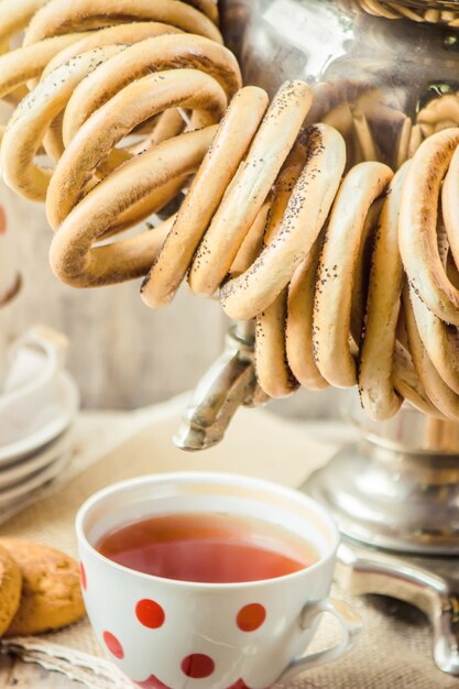 Samovar y té con bagels. Enfoque selectivo