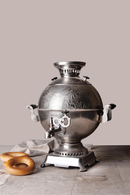 Samovar un viejo recipiente de metal para hervir agua y hacer té