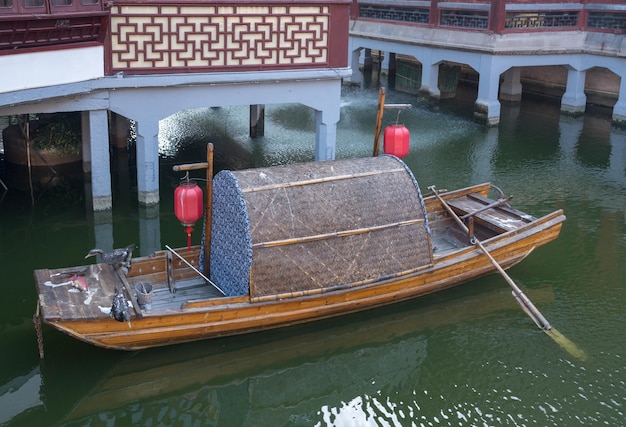 Sampan tradicional em Yuyuan ou Yu Garden em Xangai