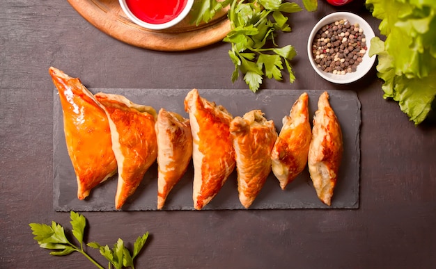 Samsa mit Dip-Saucen. Leckere hausgemachte Samosas.