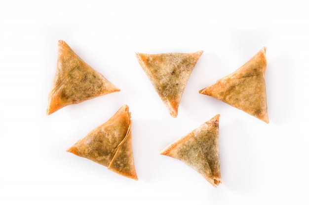 Foto samsa o samosas con carne y verduras aislados en blanco.