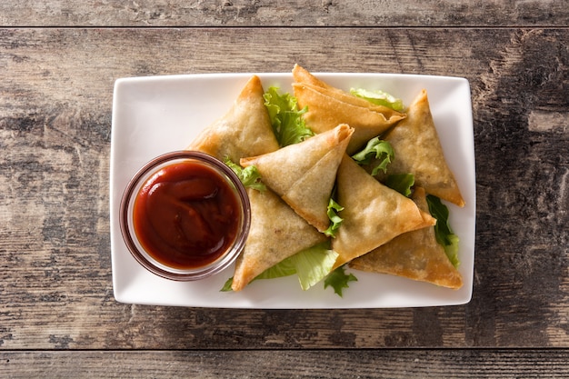 Samsa o samosas con carne y verduras