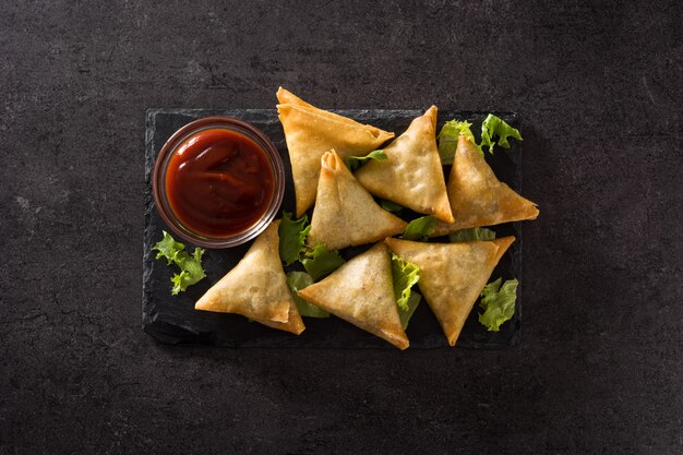 Samsa o samosas con carne y verduras