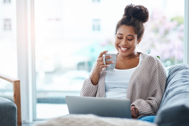 Samstage sind für etwas Online-Zeit mit Ihren Freunden. Schnappschuss einer attraktiven jungen Frau, die ihren Laptop verwendet, um zu Hause einen Videoanruf zu tätigen