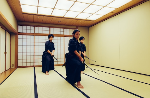 Samurai entrenando en un dojo tradicional, en Tokio