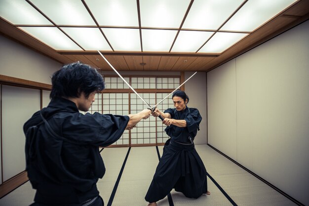 Samurai entrenando en un dojo tradicional, en Tokio