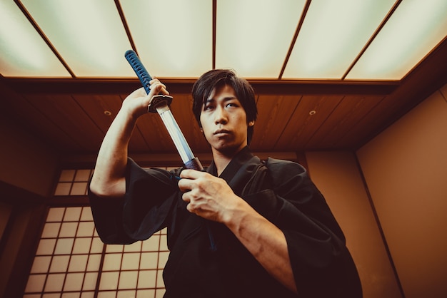 Foto samurai entrenando en un dojo tradicional, en tokio