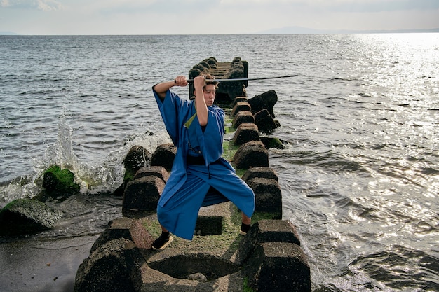 Foto samurai con espada al aire libre