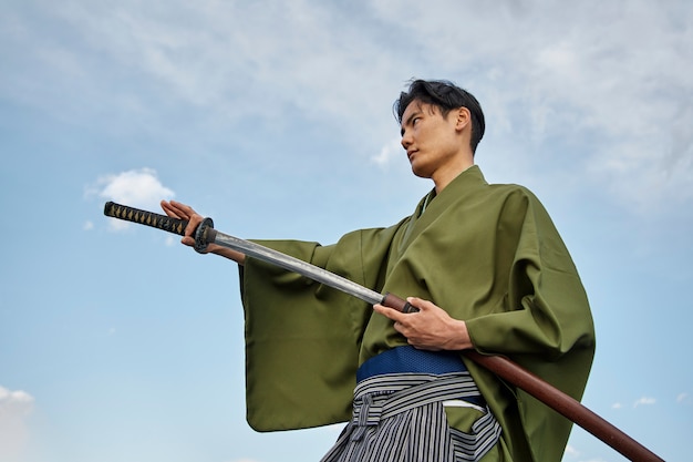 Foto samurai con espada al aire libre