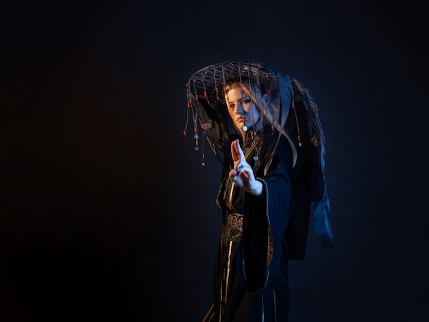 Samurái estilizado en un estilo de fantasía, una mujer joven con un haori de seda, un personaje de una historia fantástica en un estilo antiguo, un conjunto de fotografías de arte