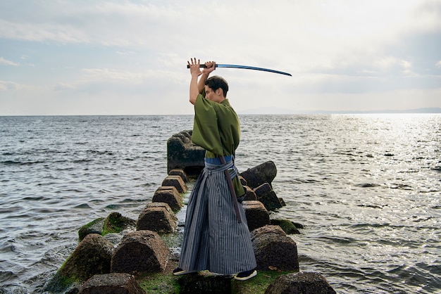 Foto samurai mit schwert im freien