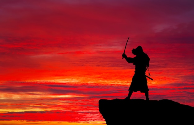 Samurai no topo da montanha. Design conceptual.