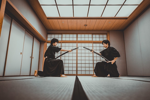 Foto samurai-training in einem traditionellen dojo in tokio