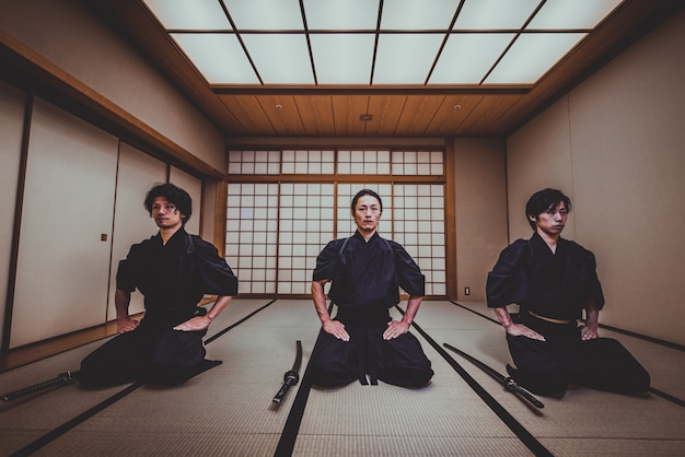 Samurai-Training in einem traditionellen Dojo in Tokio