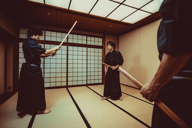 Samurai-Training in einem traditionellen Dojo in Tokio