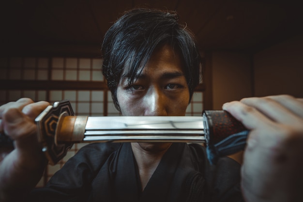 Samurai-Training in einem traditionellen Dojo in Tokio