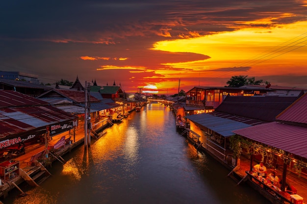 Samut Songkhram, Thailand - 25. Juni 2022 Blick auf Amphawa Floating Market Towns und Touristen gehen