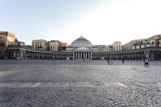 Foto san francesco di paola an der piazza del plebiscito gegen den himmel