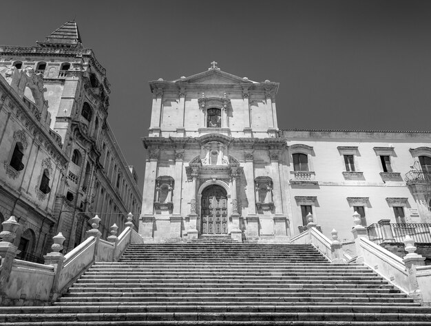 San Francesco ist eine von vielen neuen Kirchen, die gebaut wurden, nachdem die Stadt Noto durch das Erdbeben von 1693 praktisch zerstört wurde. Barockstil