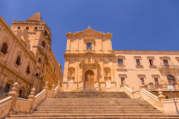 San Francesco ist eine von vielen neuen Kirchen, die gebaut wurden, nachdem die Stadt Noto durch das Erdbeben von 1693 praktisch zerstört wurde. Barockstil