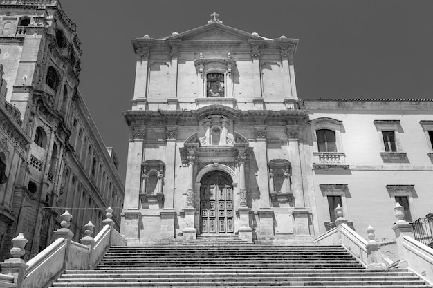 San Francesco ist eine von vielen neuen Kirchen, die gebaut wurden, nachdem die Stadt Noto durch das Erdbeben von 1693 praktisch zerstört wurde. Barockstil