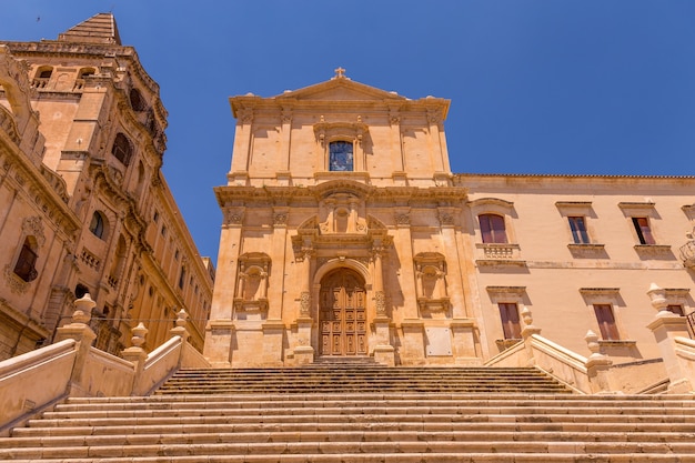 San Francesco ist eine von vielen neuen Kirchen, die gebaut wurden, nachdem die Stadt Noto durch das Erdbeben von 1693 praktisch zerstört wurde. Barockstil