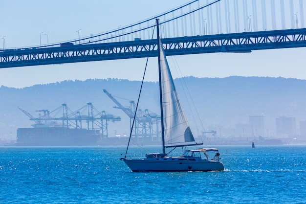 San Francisco Bay-Brückensegelboot vom Pier 7 Kalifornien