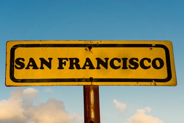 Foto san francisco cidade velha placa amarela com céu azul